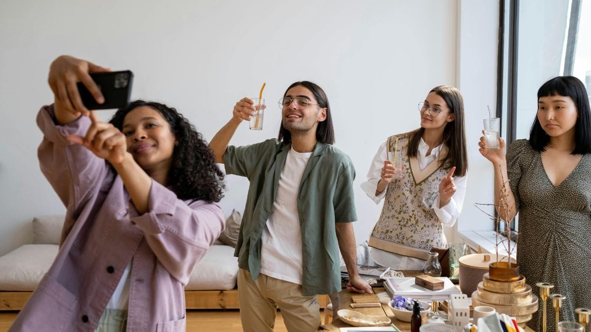 Best happy birthday SMS for friends and family on phone screen